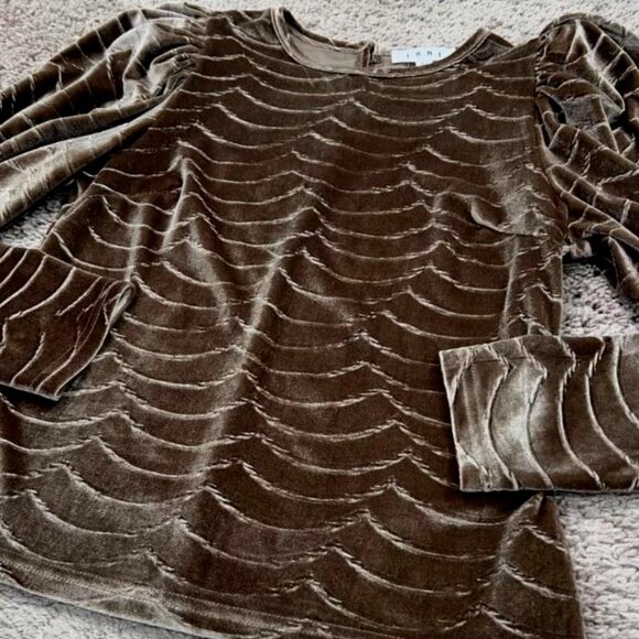 THML Tops - NWT THML Venice Scallop Velvet Mocha Top Sz Med MSRP $79